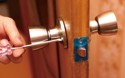 ドアの動きが鈍い、引き戸が重い、折れ戸が引っかかるなど、室内外のドアや窓、クローゼットなど、どんな小さな建具の不調でもお気軽にご相談下さい。