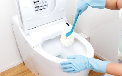 「水垢」「尿石」などのしつこい汚れも、プロの高い技術で丁寧に洗浄します。取り外し可能なものは取り外して普段手の届きにくい部分まで洗浄いたします。