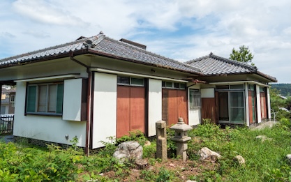 近年、空き家の増加とともに、空き家に関する苦情も多くなっています。主を失った家は急激に風化していきやがて廃墟になってしまいます。当社があなたのお家の資産価値を少しでも維持できるように定期的な管理をさせていただきます。