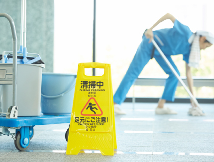 飲食店様の床清掃やオフィス内のエアコンのメンテナンス、厨房内の定期清掃など幅広く対応可能な法人様向けのクリーニング・サービスです。コスト面の対応は勿論のこと、しっかりとお客様のご要望をお伺いしたうえでご希望に応じた最適なプランをご提案させていただきます。