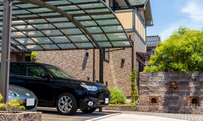 カーポートの屋根は、高さがあり面積も広いのでお手入れが大変です。長持ちさせるための定期的な管理はお任せください。また、お庭の草刈り作業・除草剤の散布など、お庭の手入れもお任せください。