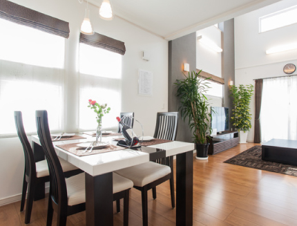 大規模なリフォームではなく、ちょっとした変更で家を快適にしたい方へ、内装リフォームはいかかでしょうか?寝室のフローリング張替え、リビングの壁を珪藻土に塗り替え等ちょっとしたご要望でも、迅速かつ柔軟に対応します。お部屋の模様替え感覚で、快適な暮らしをしてみませんか?