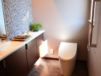 トイレは限られた空間ですが、使用頻度が高く見られる機会も多い場所です。古くなった便器や温水洗浄便座の交換だけでなく、内装のご提案・バリアフリー対応など幅広く対応いたします。
