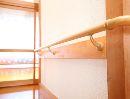 動作の負担を軽減する段差の解消・手すりの取り付けや、室内の温度差により生じるヒートショック対策など、幅広い工事に対応しております。事故のない快適な暮らしを実現するために、ご高齢の方がいらっしゃるご世帯のほか、将来のことも配慮した住まいづくりをご提案いたします。