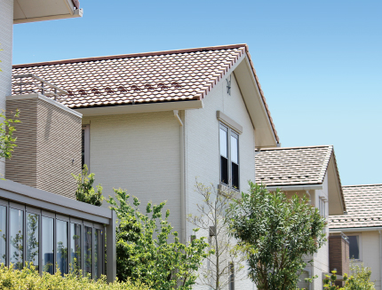 外回りは住まいの印象を大きく変えます。それだけではなく、雨や風、雪などにさらされるので、必然的に傷つくことが多いです。大きなトラブルが発生する前に、メンテナンスをすることをおすすめします。塗装が剥がれてきたり、ひび割れがあったり、汚れが目立ってきたらお手入れ時期です。しっかり防止して大事な家を守りましょう。