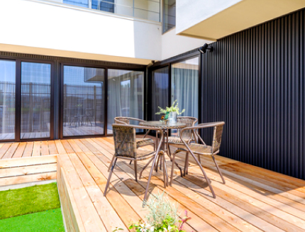 外構エクステリアは、建物の外観を美しく見せる演出だけでなく、癒し・憩いの空間創りとその目的は様々です。 ご家族、ご利用者様が元気でそして楽しく過ごせる外構・エクステリアをご提案させていただきます。