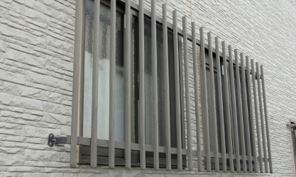 高強度面格子は切断やこじ開けを防ぐ工夫をしています。取付けはお任せください。